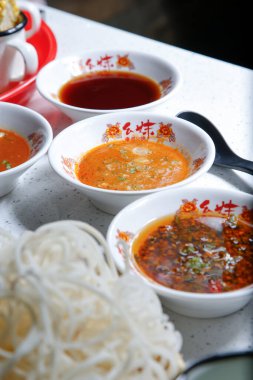 Bir kaç sosun manzarası, sıcak bir tencere yemeğinin bir parçası..