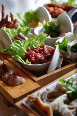 Sıcak bir tencere yemeğinin elementlerini oluşturan birkaç meze manzarası.