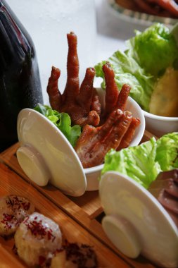 Tavuk ayağı manzarası, sıcak tencere yemeğinin bir parçası..