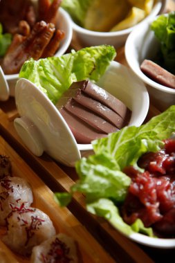 Sıcak bir tencere yemeğine eklenecek birkaç bileşen seçimi. İçinde domuz kanı dilimleri var..