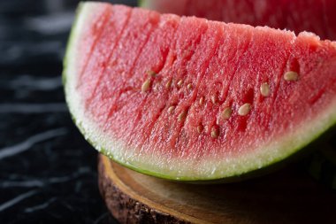 Büyük bir karpuz diliminin yakın plan görüntüsü..