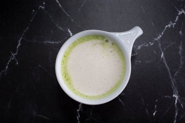 Bir matcha latte fincanının üstten görünüşü.