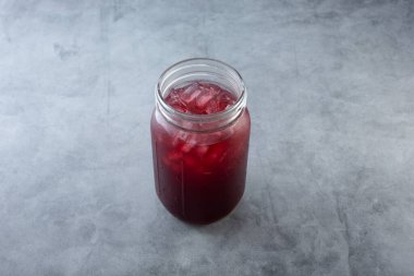 Bir kavanoz Jamaika agua Fresca manzarası..