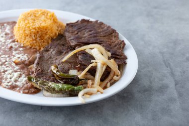 A view of a carne asada plate.