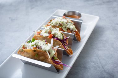 Üç sert taco manzarası.