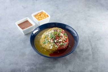 Huevos boşanma tabağı manzarası, yanında pirinç ve fasulye..