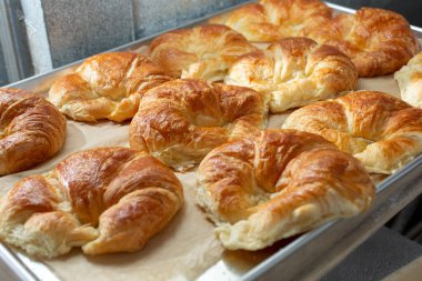 Bir tepsi dolusu kruvasan manzarası.