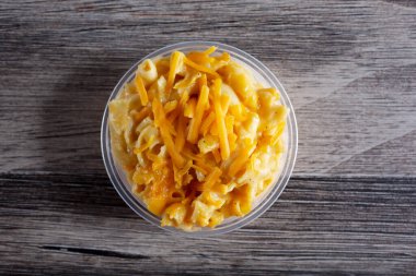 Plastik konserve makarna ve peynirin yukarıdan görünüşü.