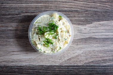 Plastik bir konteynır dolusu patates salatası..