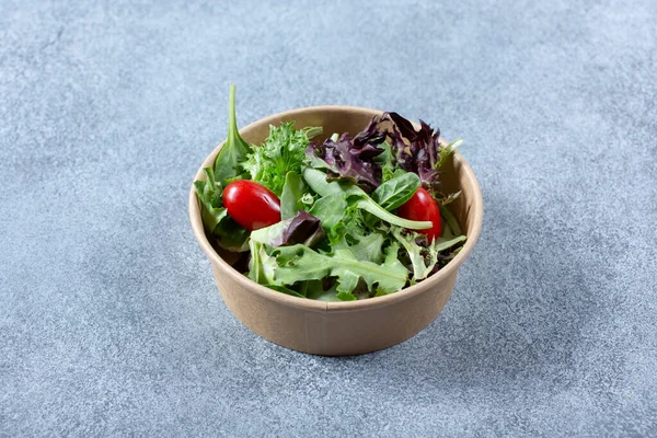 Vue Une Salade Jardin Dans Récipient Emporter Papier — Photo