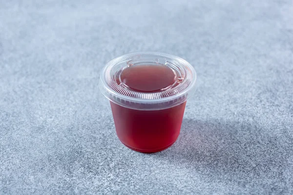 Une Vue Une Tasse Fermée Vinaigrette Rouge Plastique — Photo