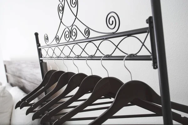 Blick Auf Einen Dekorativen Kleiderständer Gesehen Einem Schlafzimmer — Stockfoto