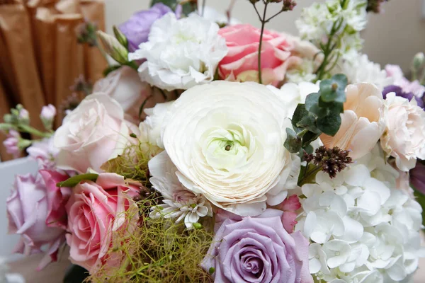 Una Vista Bellissimo Bouquet Primaverile Fiori Con Ranuncolo Persiano Rose — Foto Stock