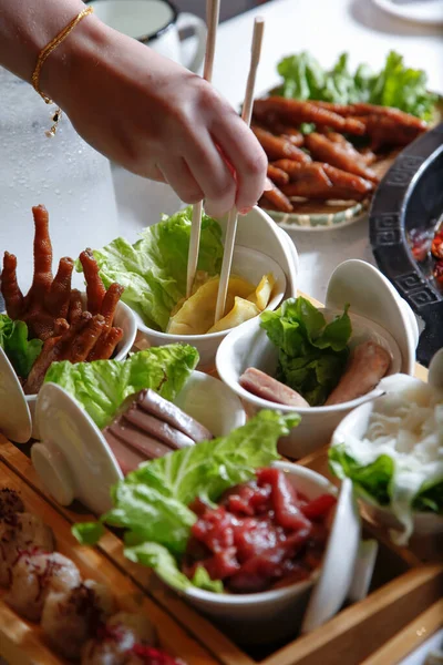 食べ物のいくつかの側面料理 鍋料理の一部から手や箸をつかむのビュー — ストック写真