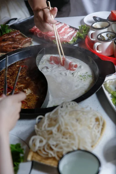 Çiğ Eti Kâsesine Daldıran Bir Sıcak Bir Restoranın Yemeklerinin Tüm — Stok fotoğraf