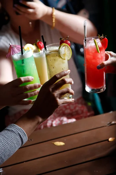Vue Groupe Personnes Grillant Des Cocktails Colorés — Photo