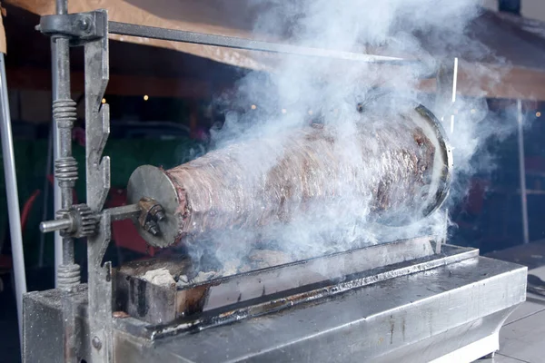 地元のレバノン料理店で見られるロティスリーのスポットで調理された牛肉のシャワルマの眺め — ストック写真