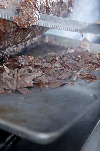 Över Snideri Kniv Skärning Putsbitar Nötkött Shawarma Kokta Rotisserie Spotta — Stockfoto