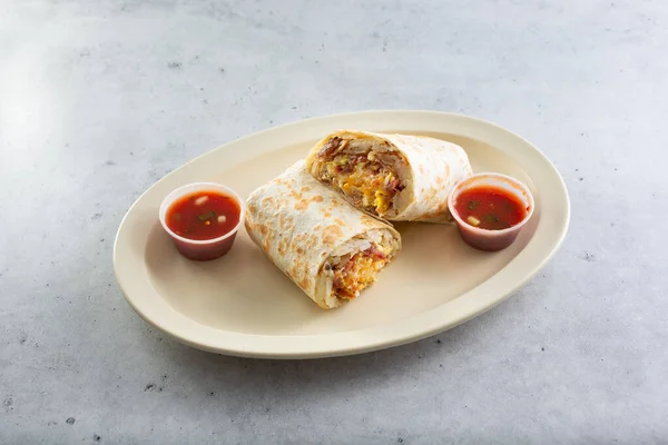 Una Vista Plato Burrito Desayuno Con Copas Salsa —  Fotos de Stock