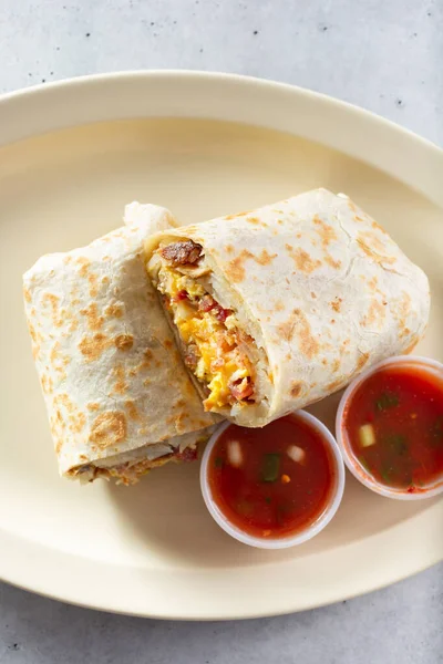 Una Vista Arriba Hacia Abajo Plato Burrito Desayuno Con Copas —  Fotos de Stock