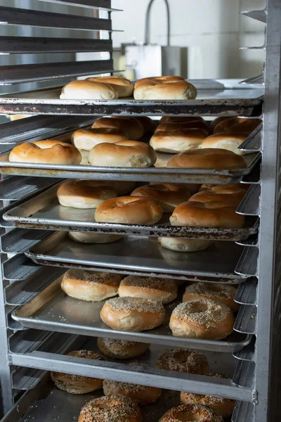 地元のパン屋で見られる様々な袋でいっぱいのラックの景色 — ストック写真