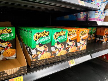 Los Angeles, California, ABD - 09-01-2020: Yerel bir bakkalda sergilenen çeşitli Cheetos Mac 'N Cheese paketleri.