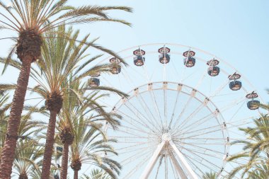 Irvine, California, ABD - 09-01-2020: Irvine Spektrum AVM 'de görülen Giant Wheel dönme dolabının manzarası.