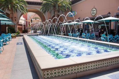Irvine, California, ABD - 09-01-2020: Irvine Spectrum 'da görülen çok sayıda perakende mağazasının ortasında çekici bir su kaynağı manzarası.