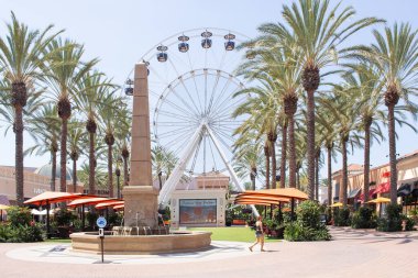 Irvine, California, ABD - 09-01-2020: Irvine Spektrum 'daki Giant Wheel dönme dolabının görüntüsü.