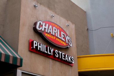 Orange, California, ABD - 02-27-2019: Charley 's Philly Biftekleri olarak bilinen sandviç restoranının ön tabelalarının manzarası.