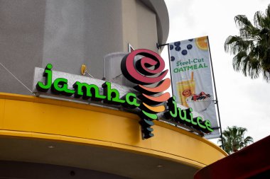 Orange, California, ABD - 02-27-2019: Jamba Juice adlı meyve suyu restoranının mağaza önü tabelası.