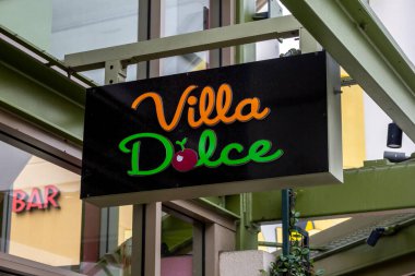 Orange, California, ABD - 02-27-2019: Villa Dolce olarak bilinen tatlı dükkanının ön tabelalarının manzarası.