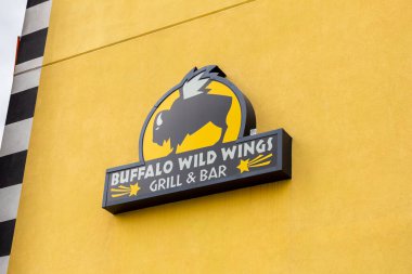 Los Angeles, California, ABD - 02-27-2019: Buffalo Wild Wings olarak bilinen tavuk kanatları zincirinin ön tabelalarından bir manzara.