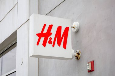 Los Angeles, California, ABD - 03-01-2019: H ve M olarak bilinen giyim perakende mağazasının ön tabelalarının manzarası.