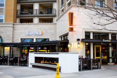 Huntington Sahili, Kaliforniya, ABD - 03-01-2019: Eureka olarak bilinen restoran için bir dükkan önü tabelası manzarası.