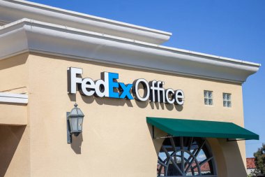 Los Angeles, California, ABD - 03-08-2019: Baskı ve nakliye şirketi FedEx Office 'in mağaza önü tabelasının görüntüsü.