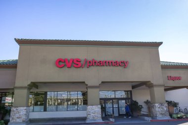 Los Angeles, California, ABD - 03-08-2019: CVS eczane olarak bilinen uygun bir mağazanın ön tabelalarının manzarası.