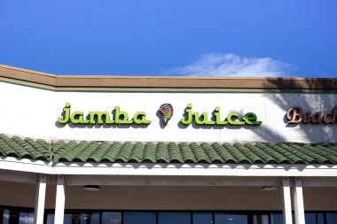 Los Angeles, California, ABD - 03-08-2019: Jamba Juice olarak bilinen restoran zincirinin mağaza önü tabelası.