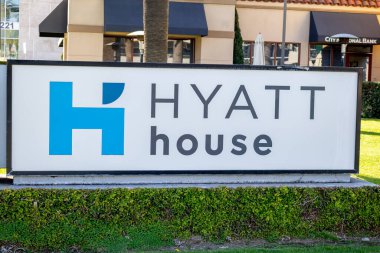 Los Angeles, California, ABD - 03-08-2019: Hyatt House olarak bilinen otel tabelasının manzarası.