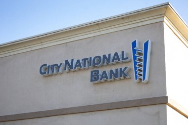 Los Angeles, California, ABD - 03-08-2019: City National Bank olarak bilinen banka için bir mağaza önü tabelası manzarası.