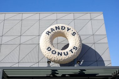 Manhattan Beach, California, ABD - 03-08-2019: Randy 's Donuts için bir mağaza önü tabelası manzarası.