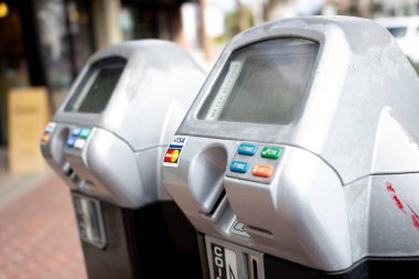 Los Angeles, California, ABD - 03-10-2019: Parkmetrelerin yakın görüntüsü.