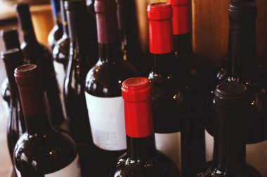 Birkaç boş şarap şişesinin görüntüsü.