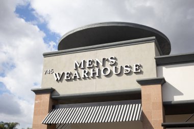 Los Angeles, California, Amerika Birleşik Devletleri - 03-10-2019: Erkekler Giysi Zinciri olarak bilinen bir mağaza önü tabelasının manzarası.