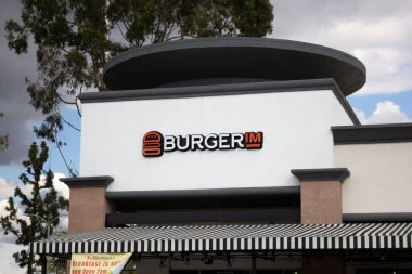 Los Angeles, California, ABD - 03-10-2019: Burgerim olarak bilinen gurme burger restoranının mağaza önü tabelası.