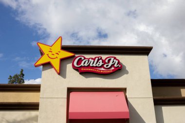 Los Angeles, California, ABD - 03-10-2019: Carl 's Jr. olarak bilinen hamburgerci fast food zincirinin ön tabelalarının manzarası. 