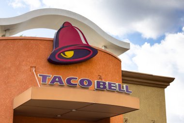 Los Angeles, California, ABD - 03-10-2019: Taco Bell olarak bilinen Tex Mex fast food zincirinin mağaza önü tabelası.