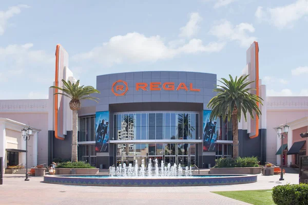 Irvine, California, ABD - 09-01-2020: Regal Edwards Irvine Spectrum olarak bilinen sinema salonunun önündeki bina manzarası.