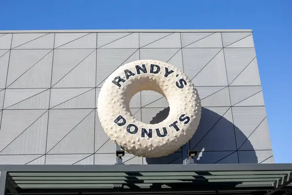 맨해튼 캘리포니아 2019 Randys Donuts에 스톡 사진