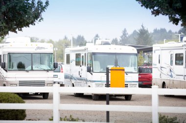 Tillamook, Oregon, ABD - 09-19-2021: Otoparka park edilmiş çok sayıda eğlence aracı görüntüsü.